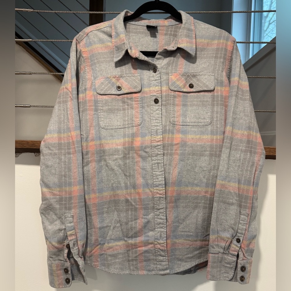 Patagonia Organic Cotton Shirt in Gray and Pink large
